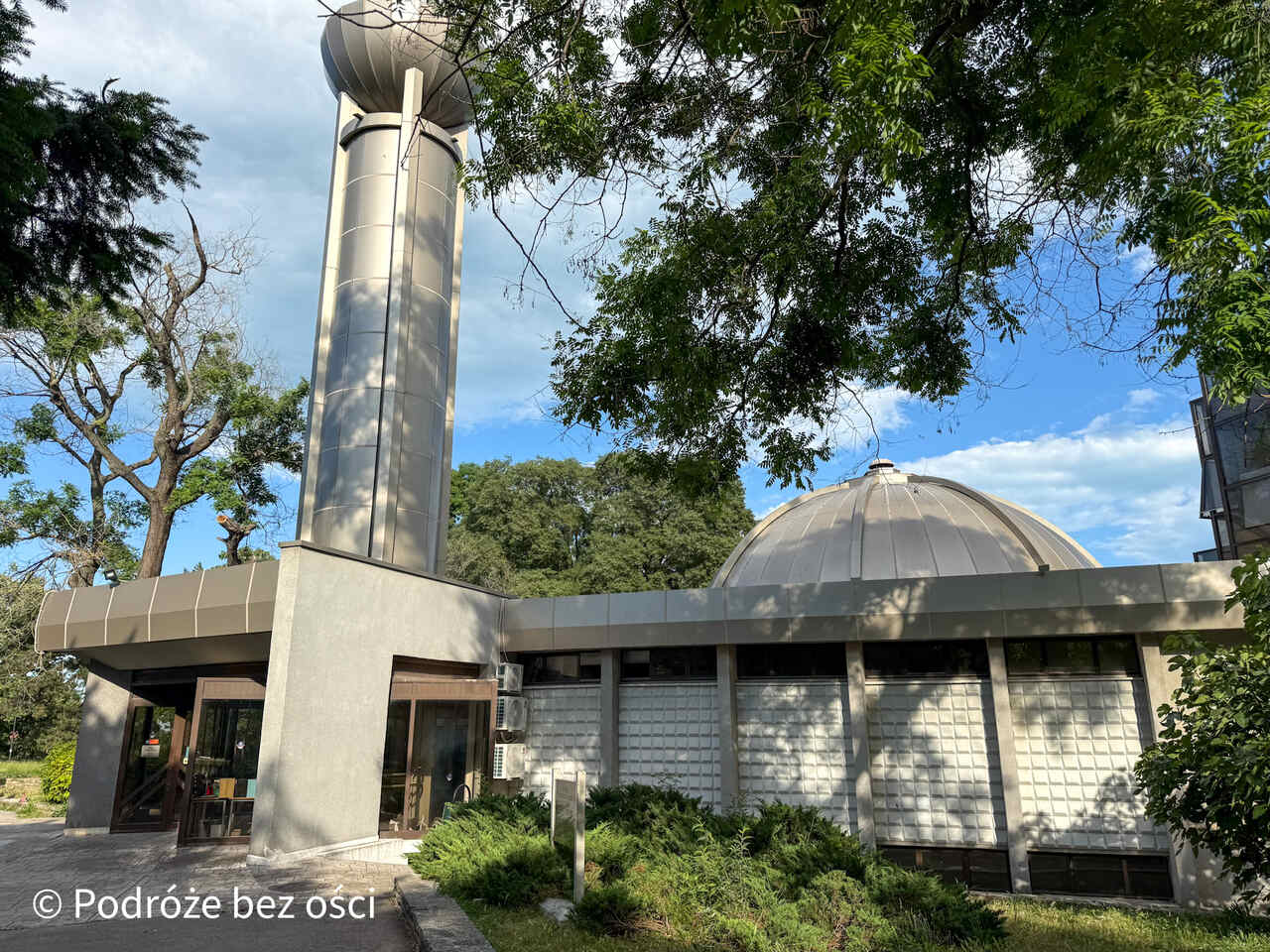 Planetarium Kopernika w Warnie w Parku Nadmorskim z pomnikiem Mikołaja Kopernika