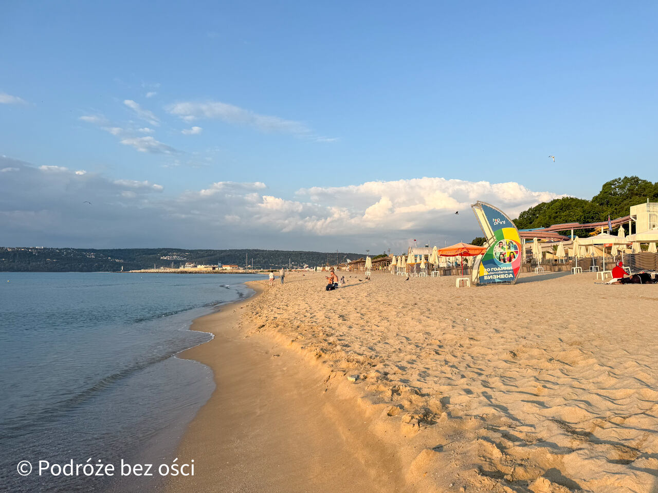 Plaża centralna w Warnie nad Morzem Czarnym – piasczysta plaża przy Parku Nadmorskim